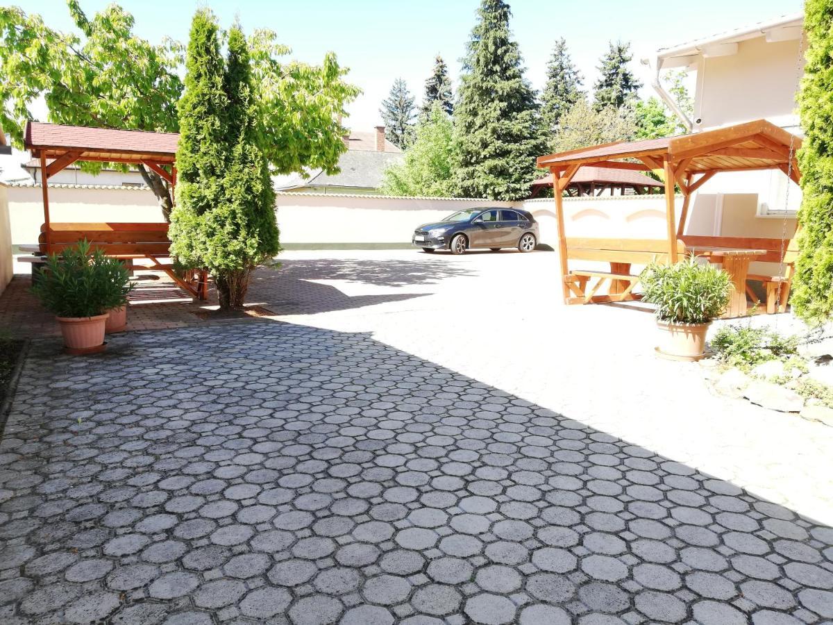 Imola Es Andrea Apartmanhaz Hajdúszoboszló Zewnętrze zdjęcie